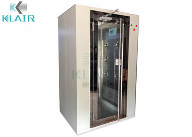 O controle do microprocessador remove os chuveiros de ar da poeira dos ternos para quartos desinfetados